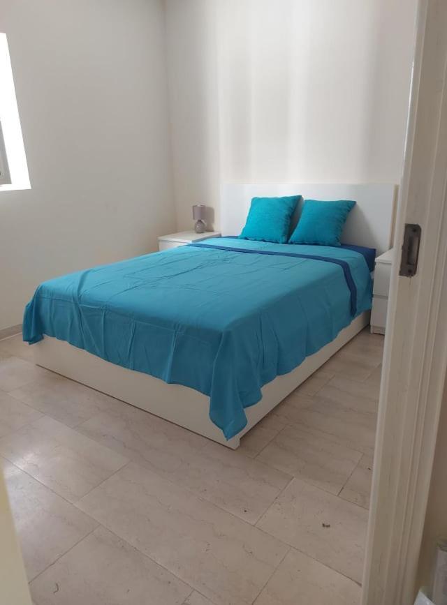 Central One Bed Apartment, Sleeps 4 With Roof Top Pool. Gibraltár Kültér fotó