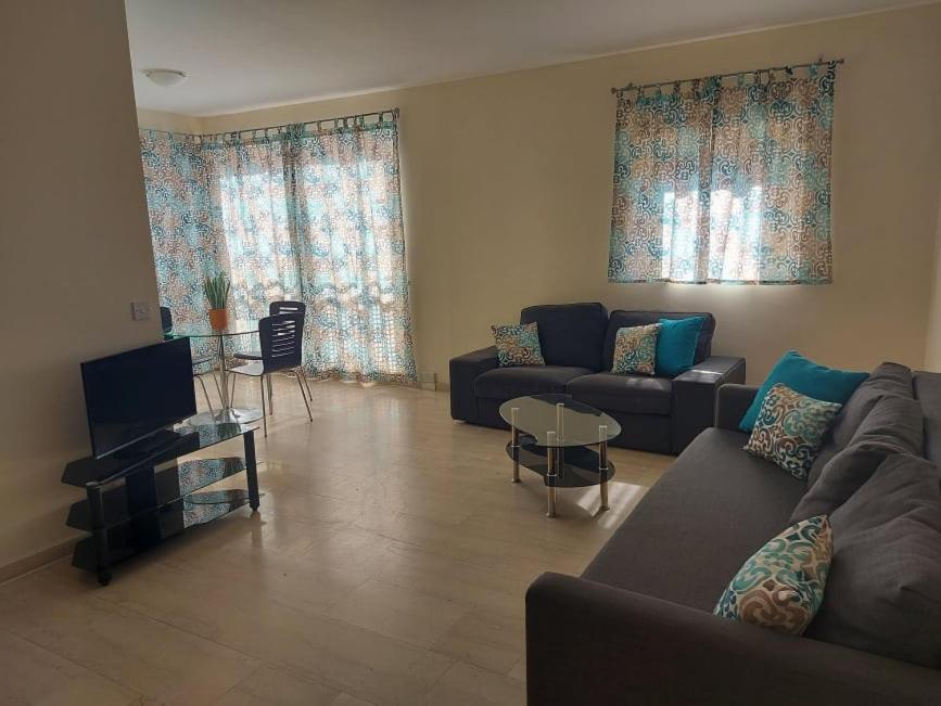 Central One Bed Apartment, Sleeps 4 With Roof Top Pool. Gibraltár Kültér fotó
